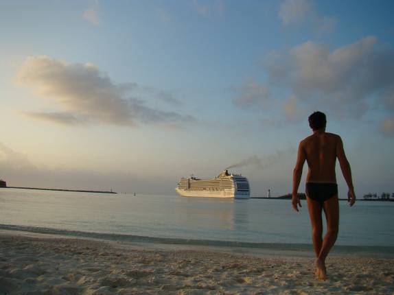 Rodrigo, com navio cruzeiro ao fundo, em Nassau Rodrigo, com navio cruzeiro ao fundo, em Nassau
