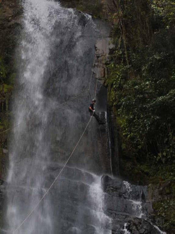 Rodrigo, descendo a Cachoeira das Arapongas, de rapel - PETAR Rodrigo, descendo a Cachoeira das Arapongas, de rapel - PETAR