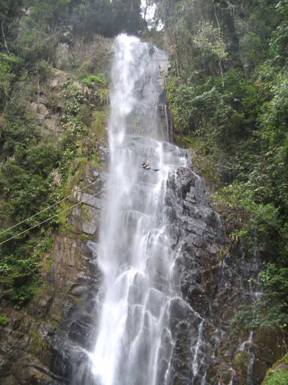 Rodrigo, descendo a Cachoeira das Arapongas, de rapel - PETAR Rodrigo, descendo a Cachoeira das Arapongas, de rapel - PETAR