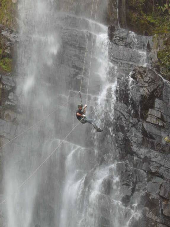 Rodrigo, descendo a Cachoeira das Arapongas, de rapel - PETAR Rodrigo, descendo a Cachoeira das Arapongas, de rapel - PETAR