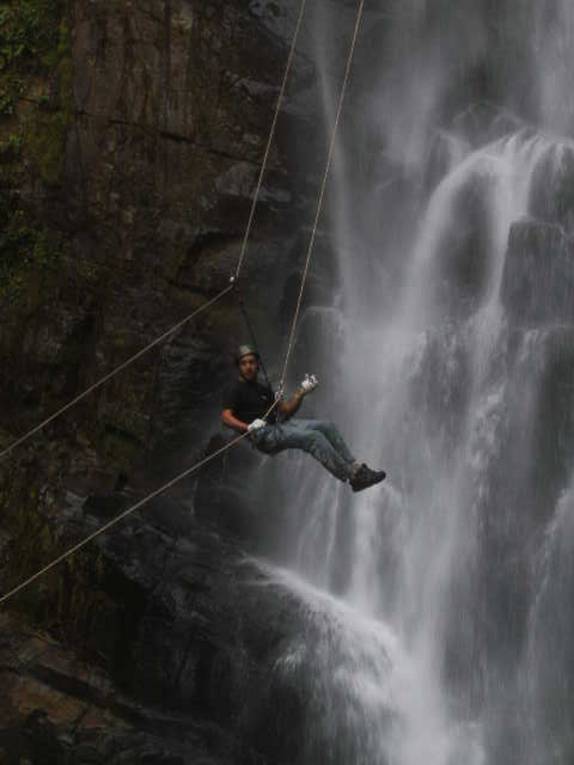 Rodrigo, descendo a Cachoeira das Arapongas, de rapel - PETAR Rodrigo, descendo a Cachoeira das Arapongas, de rapel - PETAR