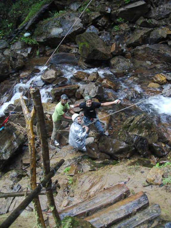 Rodrigo, descendo a Cachoeira das Arapongas, de rapel - PETAR Rodrigo, descendo a Cachoeira das Arapongas, de rapel - PETAR