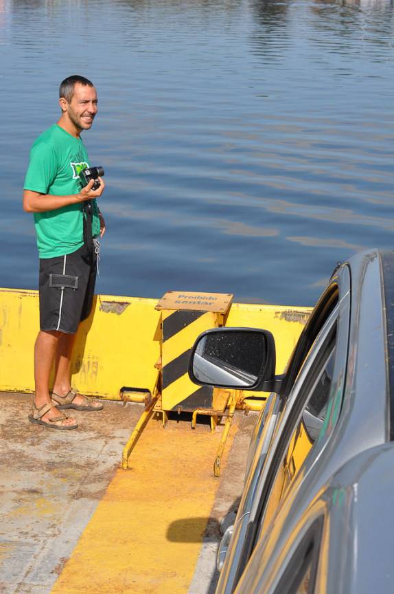 Rodrigo na balsa de Cananéia para Ilha Comprida Rodrigo na balsa de Cananéia para Ilha Comprida