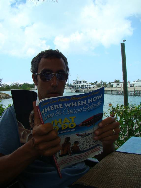 Rodrigo tentando decidir o que fazer e aonde ir em Turks e Caicos