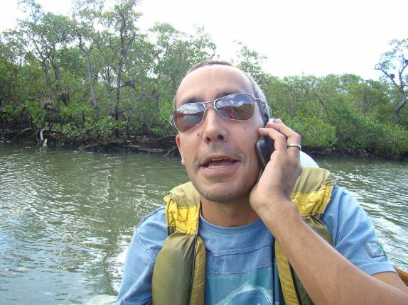 Rodrigo 'trabalhando' em pleno mangue, na Juréia - SP Rodrigo 'trabalhando' em pleno mangue, na Juréia - SP