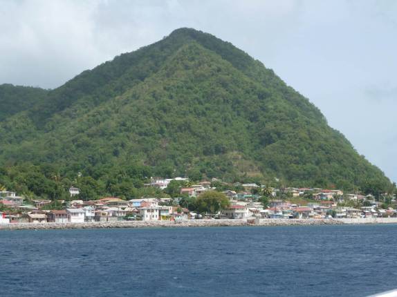Roseau, capital de Dominica, no Caribe, vista do nosso barco de mergulho
