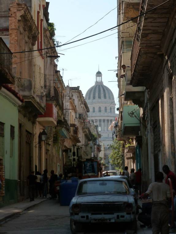 Rua de Havana, em Cuba, com o Capitólio ao fundo