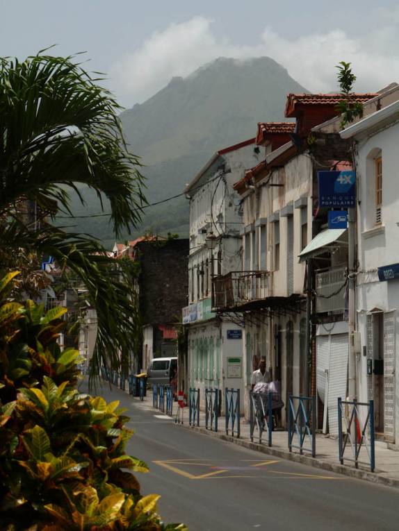 Rua de St. Pierre, antiga capital de Martinica, com o Mount Pelée ao fundo