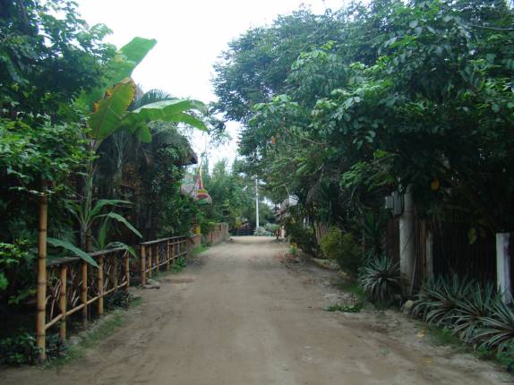 Rua de terra em Montañita, no Equador Rua de terra em Montañita, no Equador