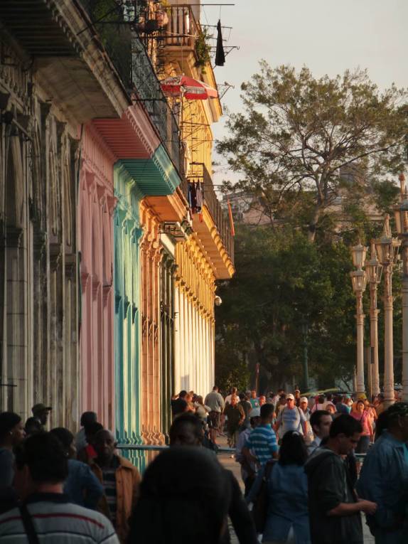 Rua movimentada no centro de Havana - Cuba Rua movimentada no centro de Havana - Cuba