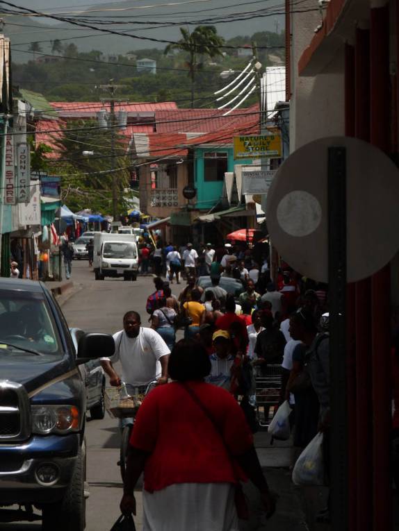 Rua movimentada no centro de St John's, a capital de Antígua, no Caribe Rua movimentada no centro de St John's, a capital de Antígua, no Caribe