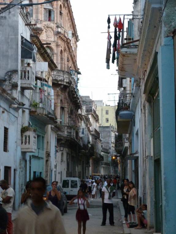 Rua não turística no centro de Havana, capital de Cuba