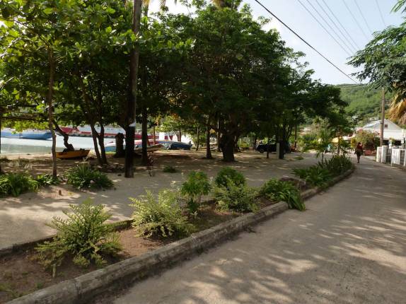 Rua principal de Port Elizabeth, em Bequia, ilha de São Vicente e Granadinas, no Caribe Rua principal de Port Elizabeth, em Bequia, ilha de São Vicente e Granadinas, no Caribe