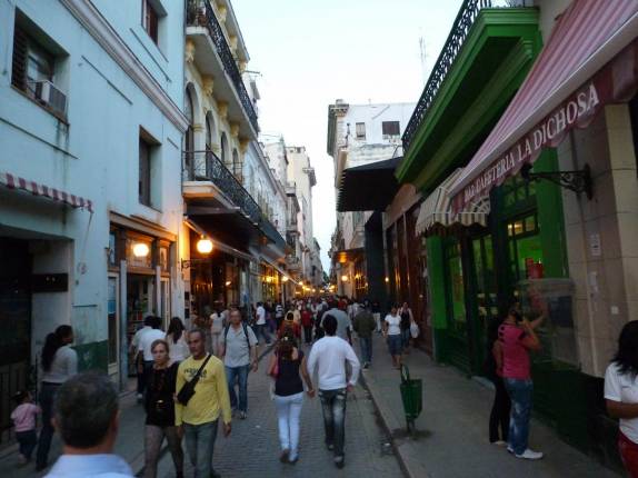 Rua turística no centro de Havana, capital de Cuba