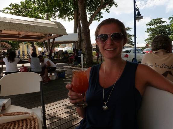 Rum Punch para celebrar o retorno ao Caribe, na praia de Dover, na costa sul de Barbados Rum Punch para celebrar o retorno ao Caribe, na praia de Dover, na costa sul de Barbados