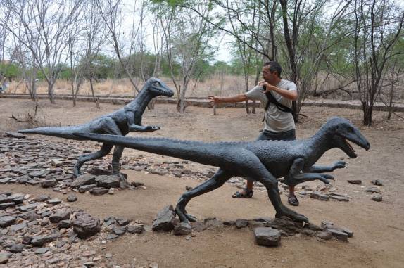 Réplicas de dinossauros no Vale dos Dinossauros, em Sousa - PB