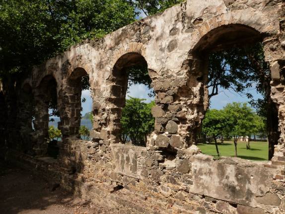 Ruínas da antiga fortificação inglesa em Pigeon Island, parque próximo à Rodney Bay, norte de Santa Lúcia