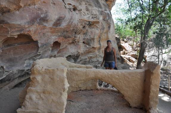 Ruínas de antigo forno de farinha sob toca na Serra da Capivara, próximo à São Raimundo Nonato - PI