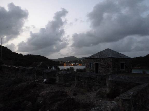 Ruínas do antigo forte em English Harbour, no sul de Antígua, no Caribe Ruínas do antigo forte em English Harbour, no sul de Antígua, no Caribe