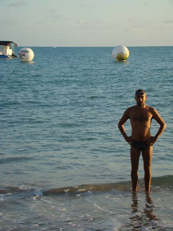 Saindo do mar depois de uma 'travessia' em Ponta Verde, em Maceió - AL Saindo do mar depois de uma 'travessia' em Ponta Verde, em Maceió - AL