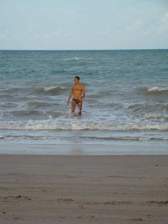 Saindo do mar em Maracajaú - RN Saindo do mar em Maracajaú - RN