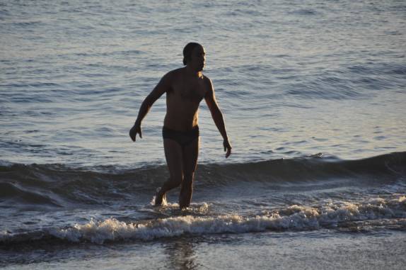 Saindo do mar na Praia do Forte - BA