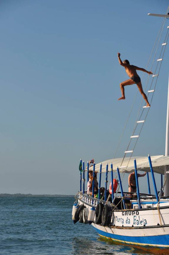 Saltando da escuna na Baía de Camamu - BA Saltando da escuna na Baía de Camamu - BA