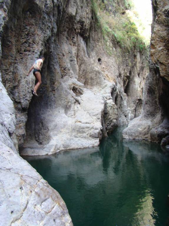 Saltando de 10 metros de altura em piscina natural no Canyon de Somoto, na Nicarágua Saltando de 10 metros de altura em piscina natural no Canyon de Somoto, na Nicarágua