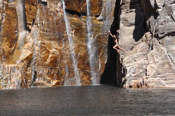 Saltando na Cachoeira do Rabo de Cavalo, na Serra do Intendente, em Tabuleiro - MG Saltando na Cachoeira do Rabo de Cavalo, na Serra do Intendente, em Tabuleiro - MG