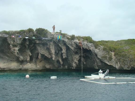 Saltando no Blue Hole - Bahamas Saltando no Blue Hole - Bahamas