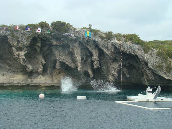 Saltando no Blue Hole - Bahamas Saltando no Blue Hole - Bahamas