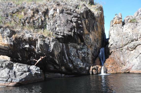 Saltando no poço da Cachoeira da Andorinha, no Parque Nacional da Serra do Cipó - MG Saltando no poço da Cachoeira da Andorinha, no Parque Nacional da Serra do Cipó - MG