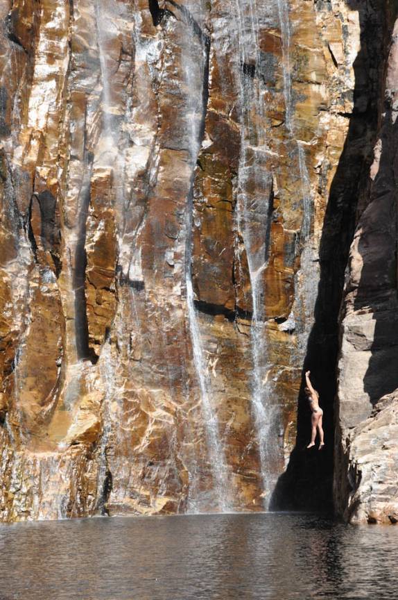Saltando (ou se equilibrando?) na Cachoeira do Rabo de Cavalo, na Serra do Intendente, em Tabuleiro - MG Saltando (ou se equilibrando?) na Cachoeira do Rabo de Cavalo, na Serra do Intendente, em Tabuleiro - MG