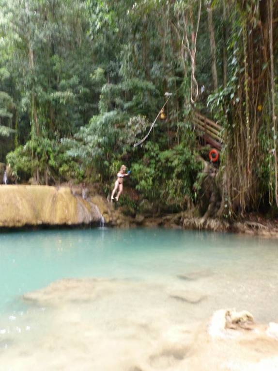 Salto de cipó em Ys Falls, no interior da Jamaica Salto de cipó em Ys Falls, no interior da Jamaica