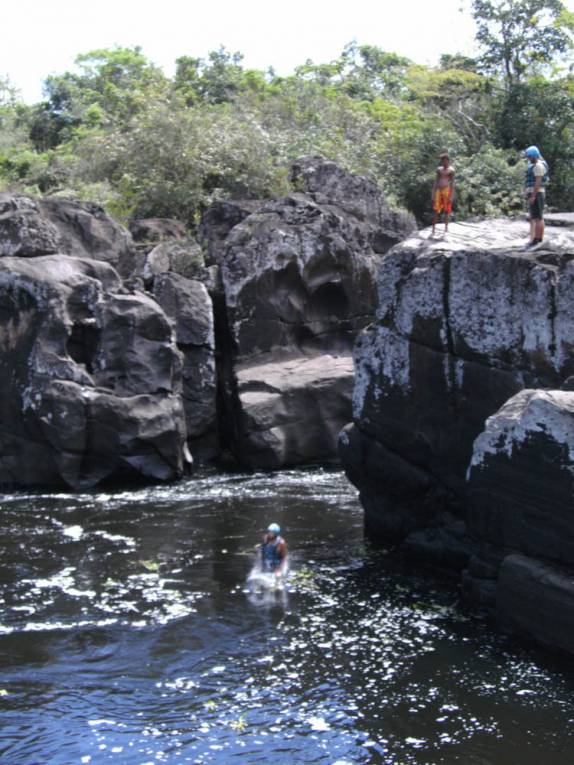 Salto em canyon do Rio das Contas em Taboquinha, região de Itacaré - BA