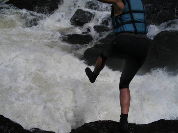 Salto na corredeira do Rio das Contas em Taboquinha, região de Itacaré - BA Salto na corredeira do Rio das Contas em Taboquinha, região de Itacaré - BA