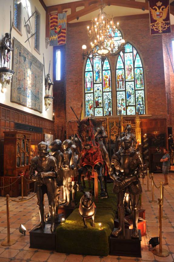 Salão das armaduras no museu Ricardo Brennand, em Recife - PE