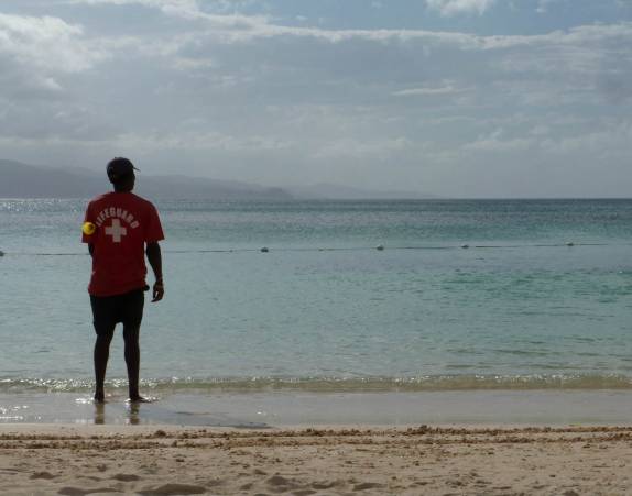 Salva-vidas sem muito trabalho na tranquila praia em Montego Bay, na Jamaica Salva-vidas sem muito trabalho na tranquila praia em Montego Bay, na Jamaica