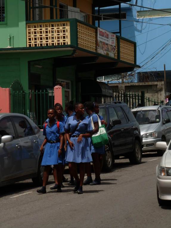 Saída de escola em St John's, a capital de Antígua, no Caribe Saída de escola em St John's, a capital de Antígua, no Caribe