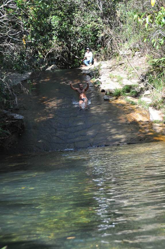 Se divertindo no 'escorregador' do Complexo da Zilda em Carrancas - MG