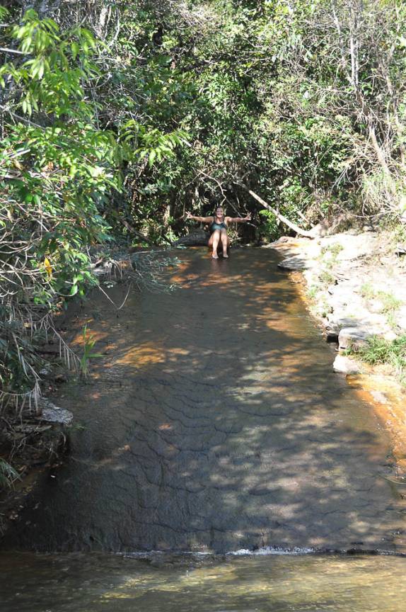 Se divertindo no 'escorregador' do Complexo da Zilda em Carrancas - MG