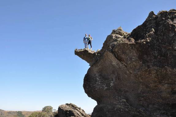 Se equilibrando no alto da rocha em Carrancas - MG