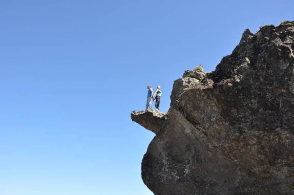 Se equilibrando no alto da rocha em Carrancas - MG
