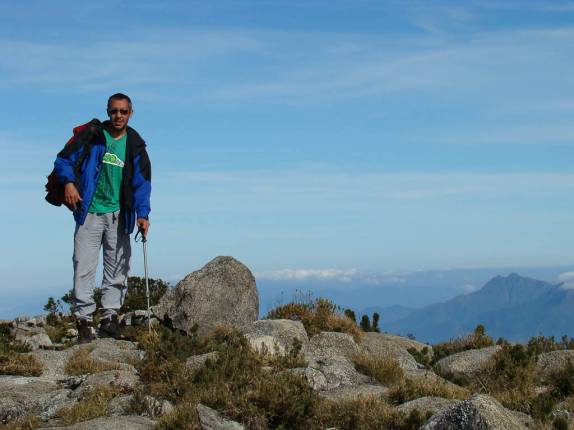Se esquentando ao sol no topo da Pedra da Mina em Passa Quatro - MG Se esquentando ao sol no topo da Pedra da Mina em Passa Quatro - MG
