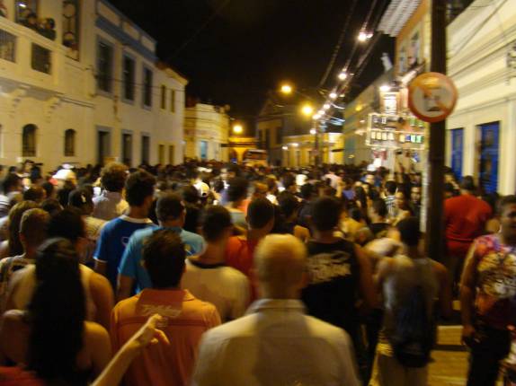 Seguindo o mini trio elétrico pelas ruas de Olinda - PE Seguindo o mini trio elétrico pelas ruas de Olinda - PE