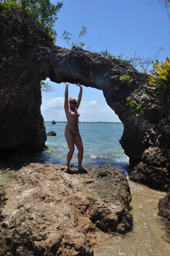 Segurando a Pedra Furada, na ilha de mesmo nome, na Baía de Camamu - BA