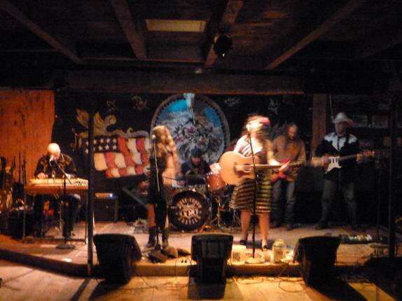 Show de música country no Pappy & Harriet, bar-restaurante em Pioneertown, na Califórnia, nos Estados Unidos Show de música country no Pappy & Harriet, bar-restaurante em Pioneertown, na Califórnia, nos Estados Unidos