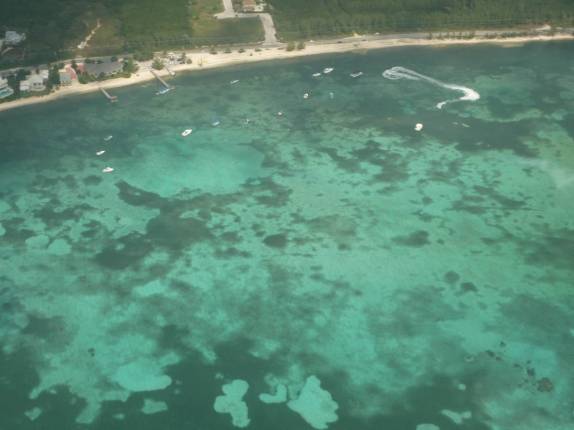 Sobrevoando o mar caribenho ao largo de Grand Cayman, nas Ilhas Caiman Sobrevoando o mar caribenho ao largo de Grand Cayman, nas Ilhas Caiman