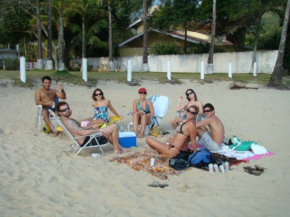 Socializando em gostoso fim de tarde na praia de Paúba em São Sebastião - SP
