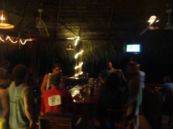 Socializando no bar da pousada beira-mar em Zancudo, no litoral Pacífico da Costa Rica